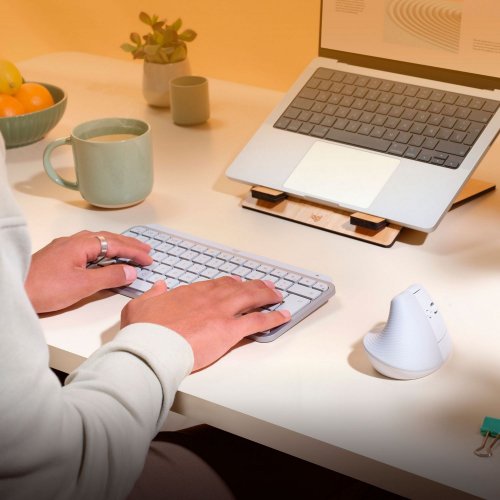 Купить Мышка Logitech Lift for Mac Vertical Ergonomic (910-006477) Off-White - цена в Харькове, Киеве, Днепре, Одессе
в интернет-магазине Telemart фото