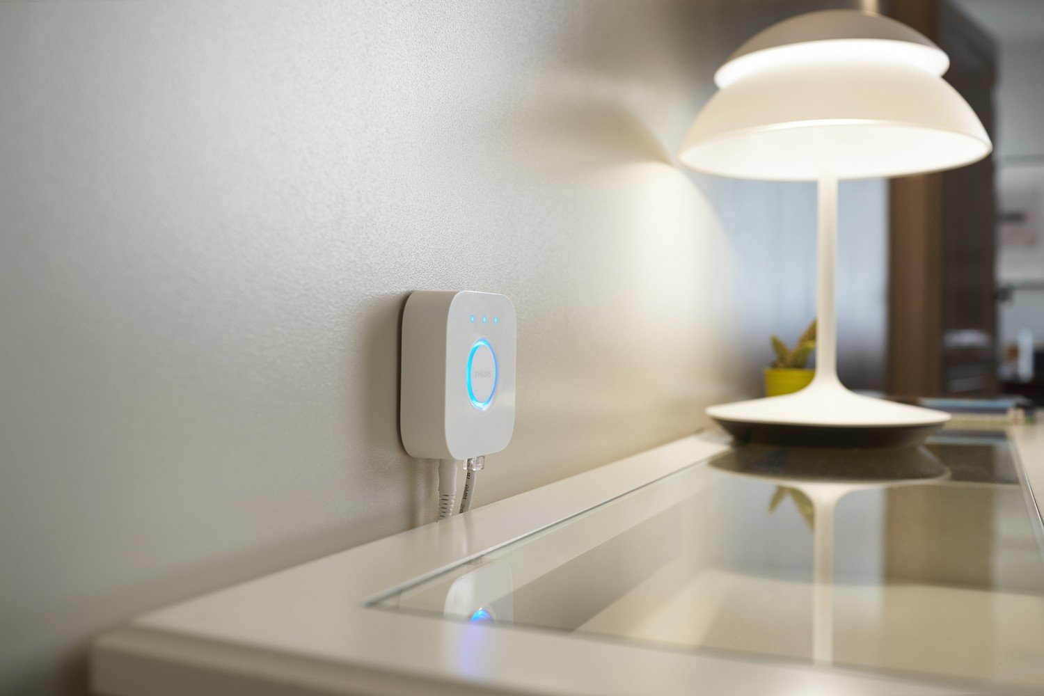 Купить Блок управления Philips Hue Bridge ZigBee (929001180642) - цена в  Харькове, Киеве, Днепре, Одессе в интернет-магазине Telemart