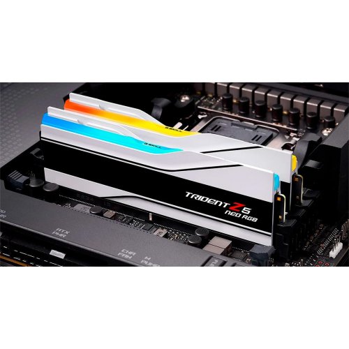 Купить Уценка озу G.Skill DDR5 32GB (2x16GB) 6000Mhz Trident Z5 Neo RGB White (F5-6000J3036F16GX2-TZ5NRW) (сліди встановлення, 664626) с проверкой совместимости: обзор, характеристики, цена в Киеве, Днепре, Одессе, Харькове, Украине | интернет-магазин TELEMART.UA фото