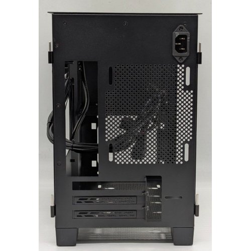 Корпус Razer Tomahawk Mini-ITX Tempered Glass без БП (RC21-01400100-R3M1) Black (Відновлено продавцем, 768138) купити з перевіркою сумісності: огляд, характеристики, ціна у Києві, Львові, Вінниці, Хмельницькому, Івано-Франківську, Україні | інтернет-магазин TELEMART.UA фото