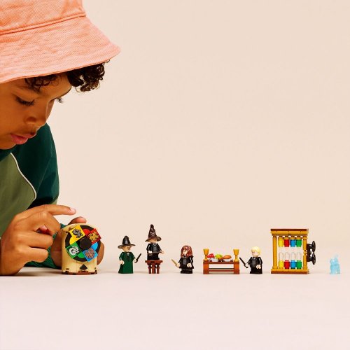 Конструктор LEGO Harry Potter Замок Хогвартс: Церемония распределения по факультетам 124 детали (76460) купить в Украине: Киев, Днепр, Харьков, Одесса  | Низкая цена, отзывы, характеристики от TELEMART фото