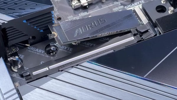 M.2 EZ-Latch Click / Plus