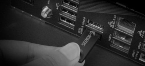 Q-Flash Plus: флешка й кнопка