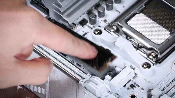M.2 Q-Latch