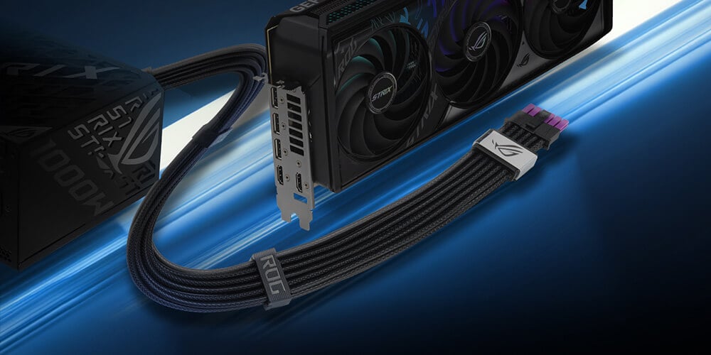 Збільшене зображення блоку живлення ROG, підключеного до відеокарти ROG за допомогою кабелю ROG Equalizer (PCIe 12V-2x6) з обплетенням. Збірка підсвічується синім футуристичним світлом.